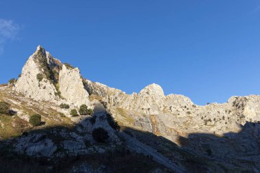 Bask ülkesindeki kayalık dağların manzarası