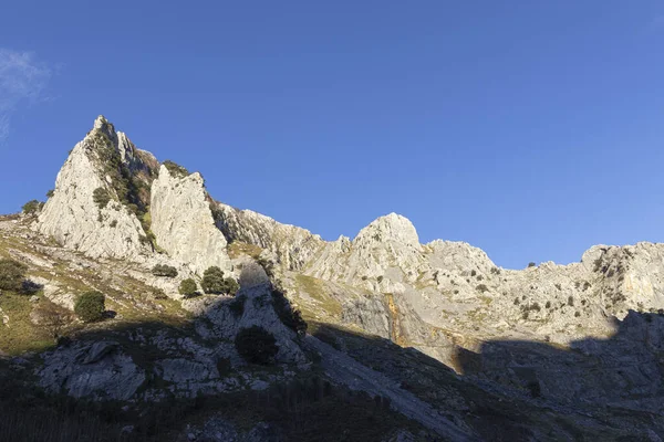 Bask Ülkesindeki Kayalık Dağların Manzarası — Stok fotoğraf