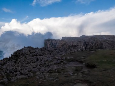 Güçlü dalgalar Asteria 'nın kayalık sahil şeridini vurarak dramatik bir deniz manzarası yaratıyor.
