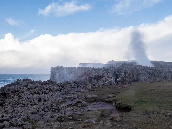Bulutlu bir günde bufones de pria hava deliğinden fışkıran güçlü deniz suyu gayzerleri, asturyalar, İspanya