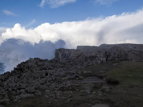 Güçlü dalgalar Asteria 'nın kayalık sahil şeridini vurarak dramatik bir deniz manzarası yaratıyor.