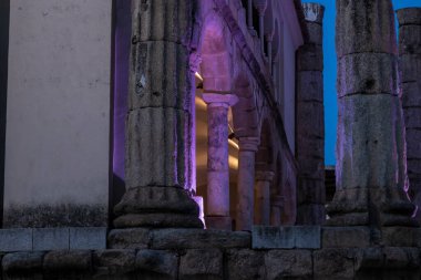 Merida 'daki Diana tapınağının sütunları alacakaranlıkta mor ışıkla aydınlandı.