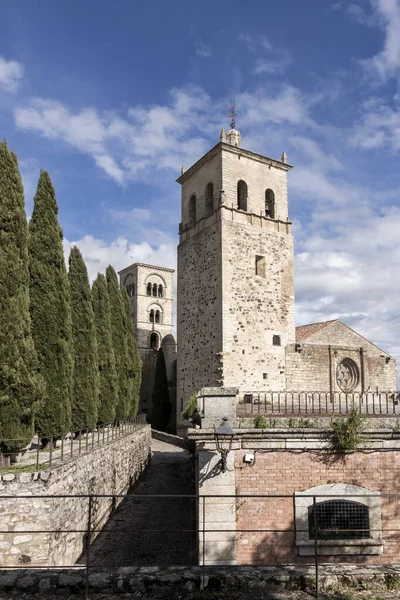 Trujillo Şatosu, Cceres, Extremadura, İspanya 'da yer alan, ortaçağ mimarisini sergileyerek gururlu ve dik duruyor.