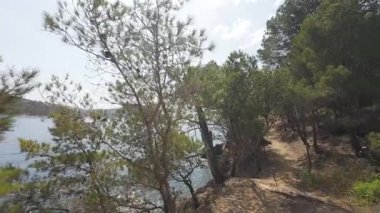 Costa Bravo 'da Cami de Ronda boyunca yürüyorum.