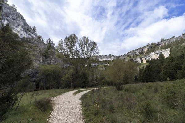 Ucero doğal parkında, İspanya 'da, bulutlu bir bahar gününde kanyon manzarasında gezinen manzaralı yürüyüş patikası.
