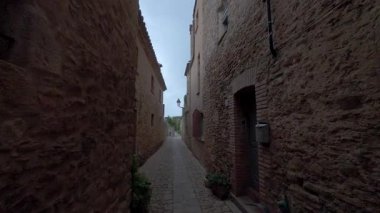 Peratallada 'nın dar kaldırımlı sokaklarında yürüyorum