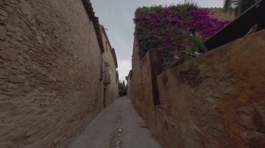 Peratallada 'da dar bir ortaçağ caddesinde yürüyorum.