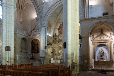 Kilisenin iç dekorasyonunda taş kemerler, sunaklar ve tarihi dini mimari sergileniyor.