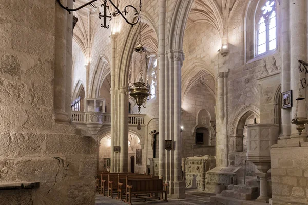 Trujillo kilisesinde taş sütunlar, gotik kemerler ve dini eserler bulunur.