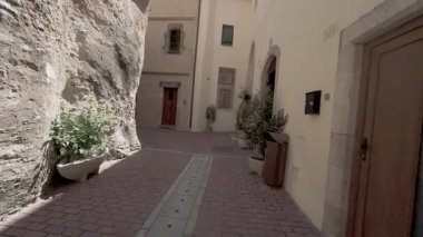 Eski dost kasabasında dar bir sokakta yürüyorum