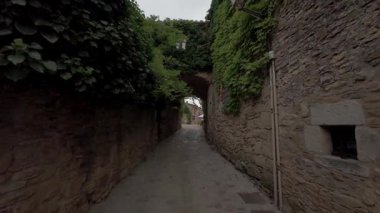 Peratallada, İspanya 'da bir ortaçağ geçidinde yürüyorum.