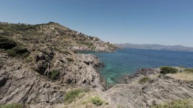 Kayalık kıyı şeridi, İspanyol kapağında turkuaz su var.