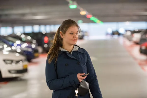 Mladá Žena Klíčky Auta Garážích Hledá Auto — Stock fotografie