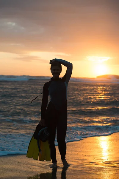 Junge Frau Badeanzug Vor Sonnenuntergang Meer — Stockfoto
