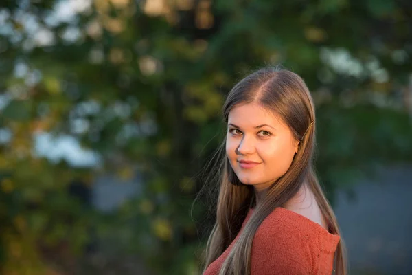 Portret Van Mooie Jonge Vrouw Avond Najaarszonnetje Glimlachend — Stockfoto