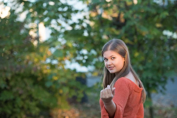 Retrato Mulher Muito Jovem Noite Sol Outono Sorrindo — Fotografia de Stock