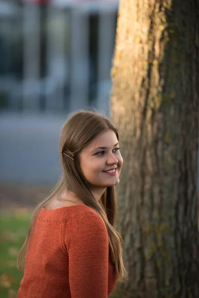 Portret Van Mooie Jonge Vrouw Avond Najaarszonnetje Glimlachend — Stockfoto
