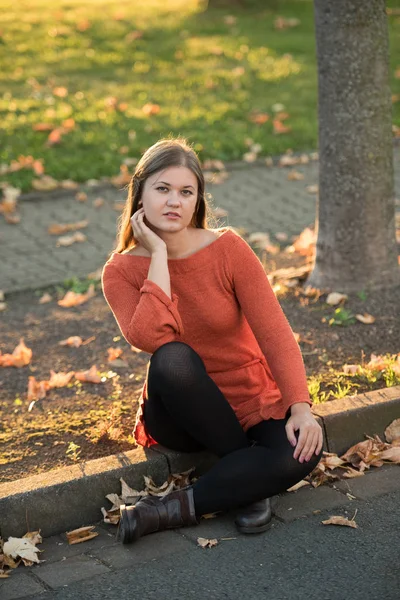 Portrét Krásné Mladé Ženy Večer Podzimní Slunce Usmívá — Stock fotografie