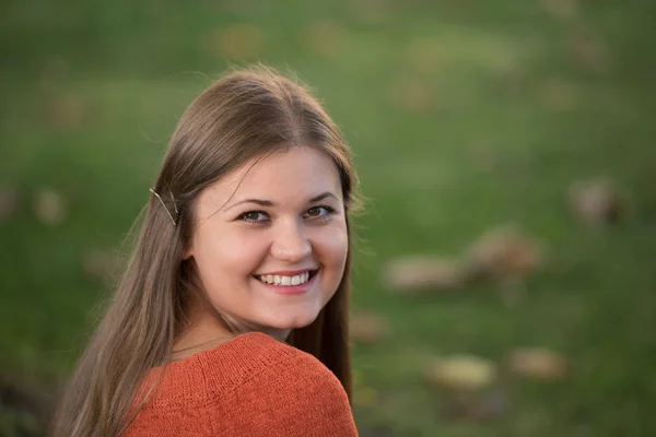 Portrait Pretty Young Woman Evening Autumn Sun Smiling — Stock Photo, Image