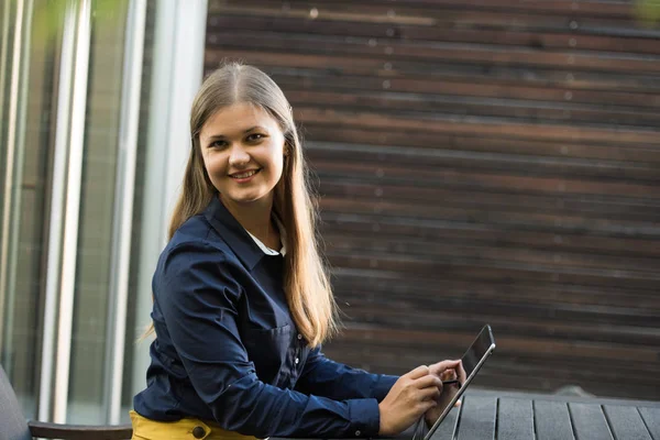 スタイラスで タブレット の外に座っている若い女性が動作します — ストック写真