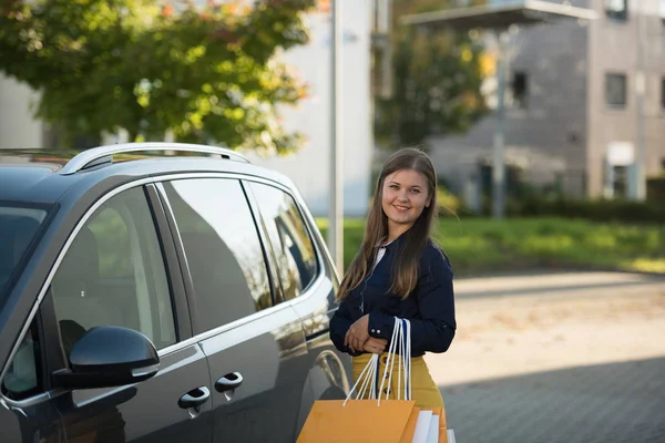 Młoda Kobieta Stawia Torby Zakupy Samochodzie — Zdjęcie stockowe