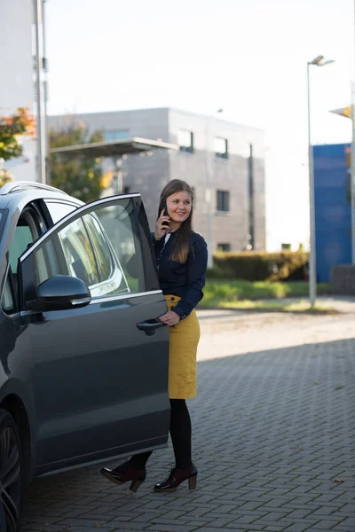 Junge Frau Mit Smartphone Öffnet Tür Und Steigt Ins Auto — Stockfoto