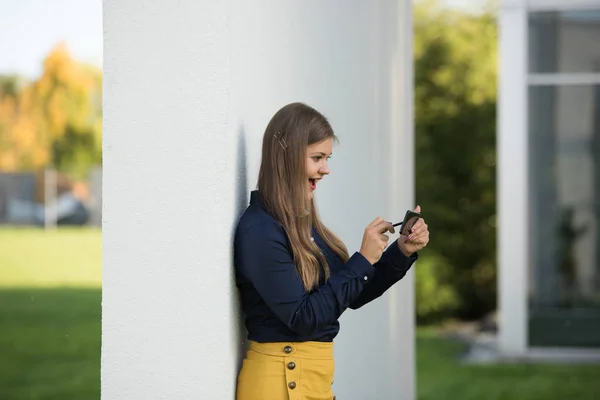 Genç Kadını Ile Smartphone Ofis Binası Önünde Kullanır Pikap Iğnesi — Stok fotoğraf