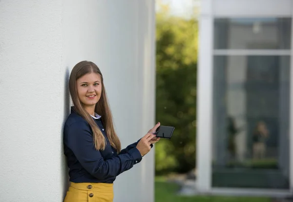 Νεαρή Γυναίκα Smartphone Μπροστά Από Κτίριο Γραφείων Χρησιμοποιεί Stylus — Φωτογραφία Αρχείου