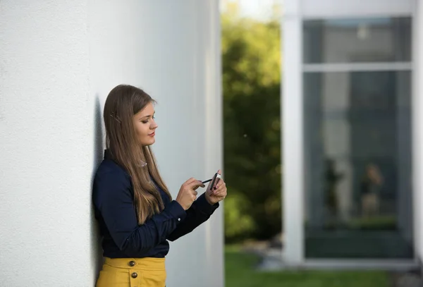 Młoda Kobieta Smartfonu Przed Budynek Biurowy Korzysta Rysika — Zdjęcie stockowe