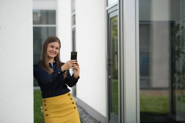 Giovane Donna Affari Con Smartphone Fronte All Edificio Uffici Selfie — Foto Stock