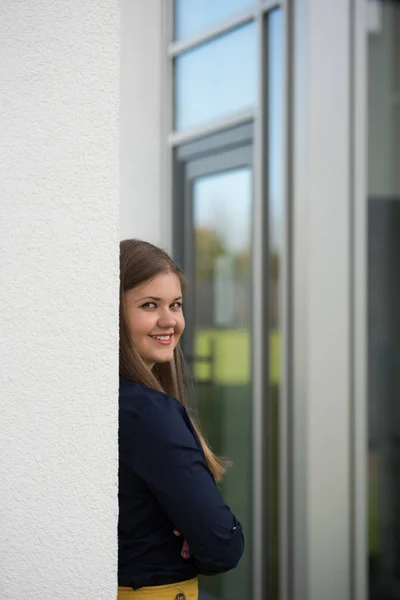 Ung Affärskvinna Står Utanför Kontorsbyggnaden Leenden — Stockfoto