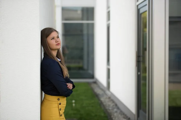 Jovem Empresária Fica Lado Fora Prédio Escritórios Sorrisos — Fotografia de Stock