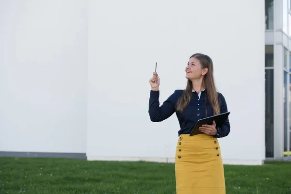 Mujer Negocios Feliz Frente Del Edificio Oficinas Blanco Con Tableta — Foto de Stock