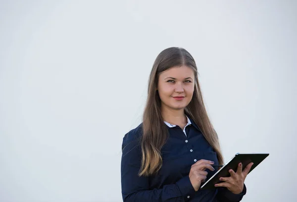 Szczęśliwa Kobieta Przodu Białym Tle Komputera Typu Tablet Korzysta Rysika — Zdjęcie stockowe