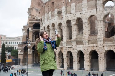 Colosseum, Rom, İtalya, yapar selfie smartphone ile önünde kış giysileri giyen genç kadın