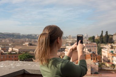 Roma, İtalya smartphone ile fotoğraf yeşil giysili kızı alır
