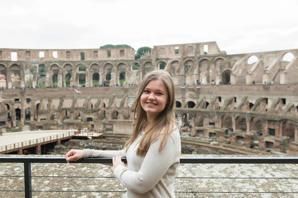 Jonge Vrouw Teken Zien Colosseum Rom Italië Winter — Stockfoto