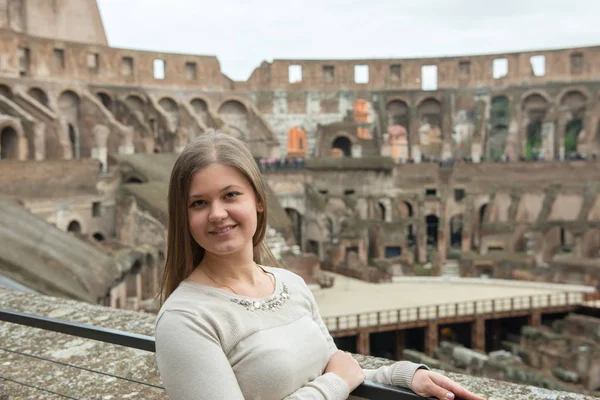 Colosseum Rom Talya Kışın Görünce Genç Kadın Işaret — Stok fotoğraf