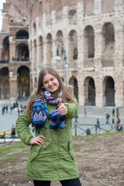 Jonge Vrouw Die Winterkleren Voor Colosseum Rom Italië — Stockfoto