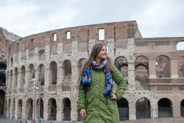 Jonge Vrouw Die Winterkleren Voor Colosseum Rom Italië — Stockfoto