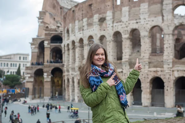 Jonge Vrouw Die Winterkleren Voor Colosseum Rom Italië — Stockfoto