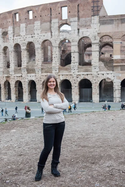 Lachende Meisje Dragen Witte Pullover Voor Colisseum Rome Italië — Stockfoto
