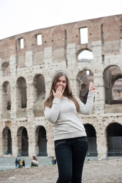 Glimlachend Meisje Dragen Witte Pullover Voor Colosseum Rome Italië Benieuwd — Stockfoto