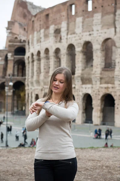 Glimlachend Meisje Dragen Witte Pullover Voor Colosseum Kijkt Rome Italië — Stockfoto