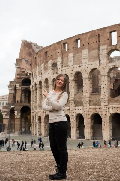 Glimlachend Meisje Dragen Witte Pullover Voor Colisseum Wijzend Rome Italië — Stockfoto