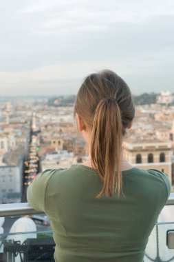 Roma, İtalya çatıda yeşil kazak giyen genç kadın