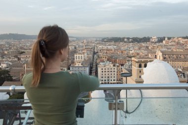 Roma, İtalya çatıda yeşil kazak giyen genç kadın