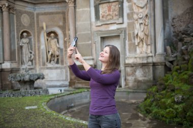 Villa Aldobrandini, Frascati, İtalya, Genç kadında önünde antika fontain, smartphone ile işaretlenmiş selfie (fotoğraf)