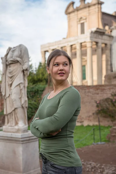 Young Woman Wearing Green Pullover Front Antique Romanian Building Sculpture — Stock Photo, Image