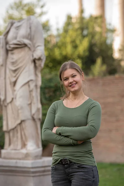 Jonge Vrouw Dragen Groene Trui Voor Antieke Roemeense Sculptuur Foro — Stockfoto